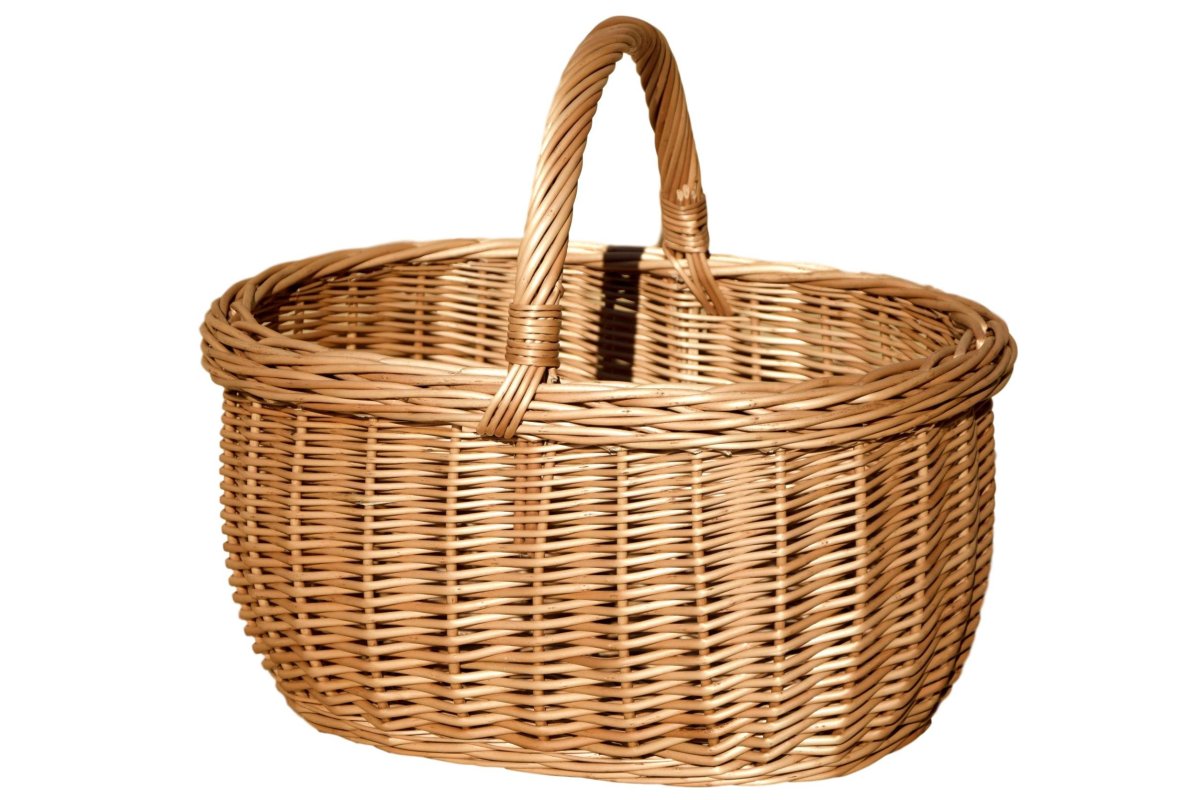 Корзина плетеная на белом фоне