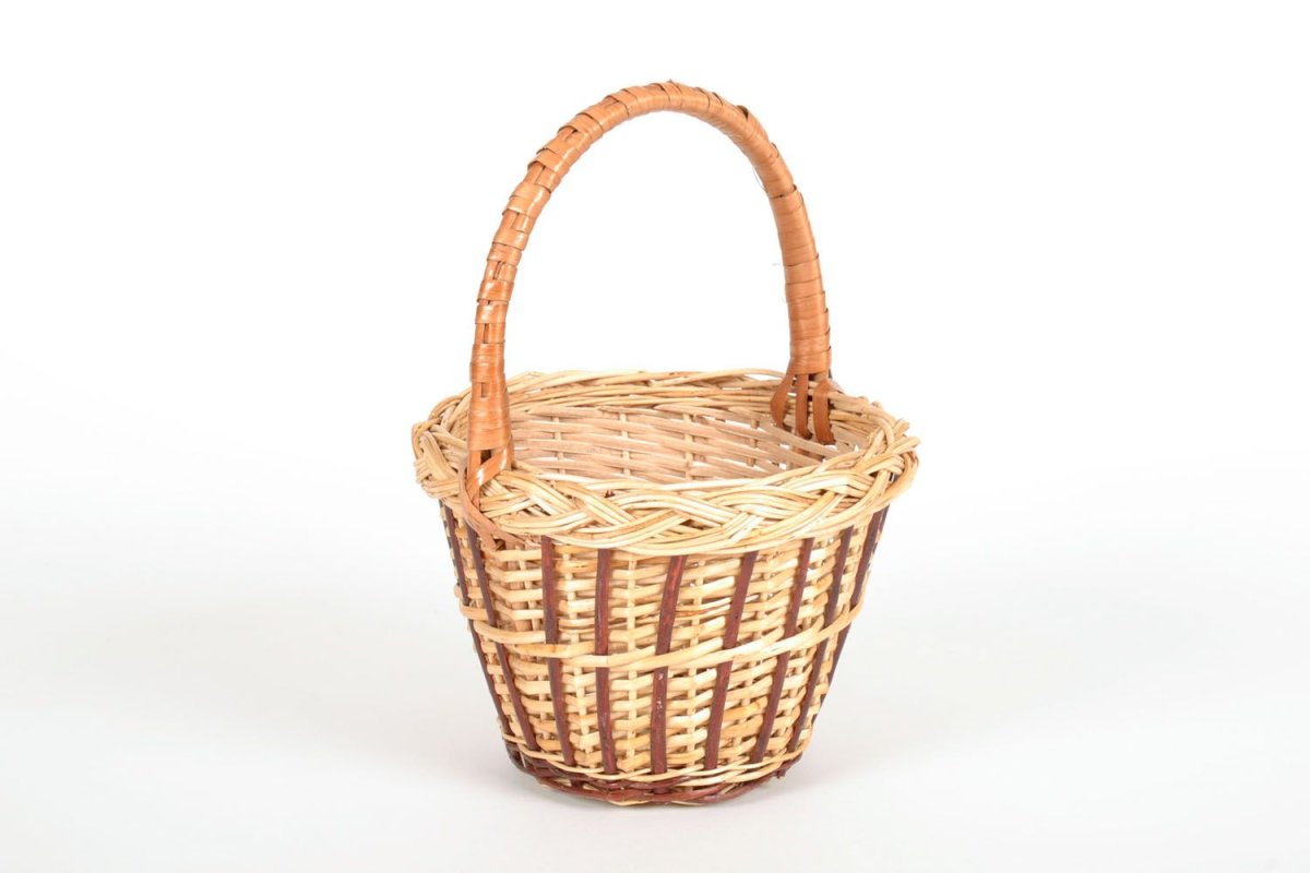 Красивая пустая корзинка