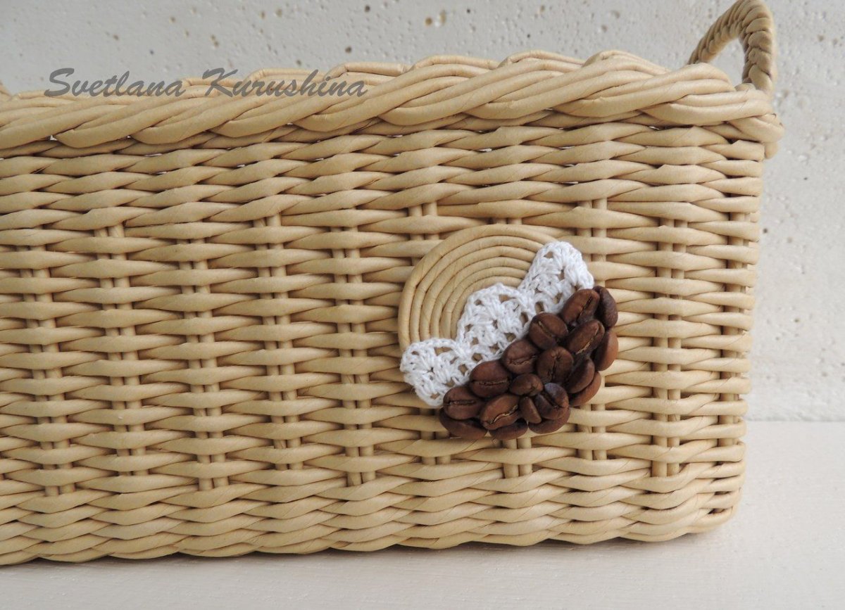 Корзинка плетеная на белом фоне