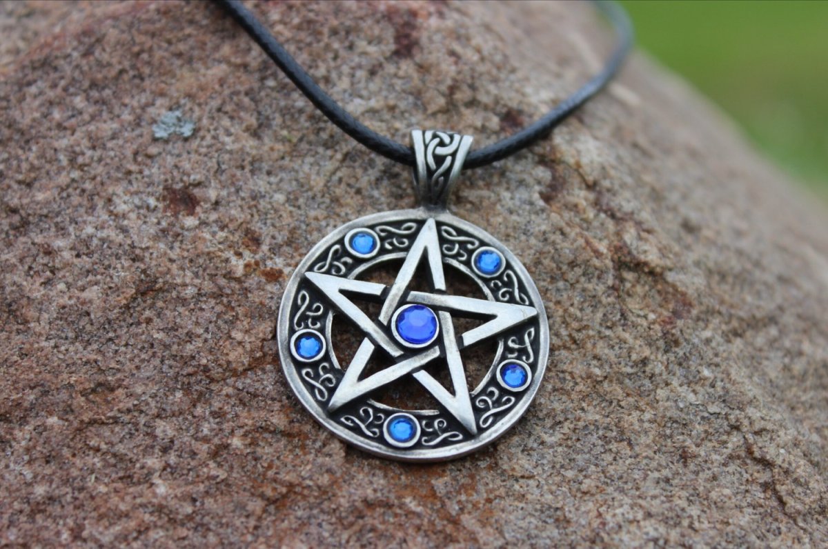 Амулет символ пятиконечная пентаграмма