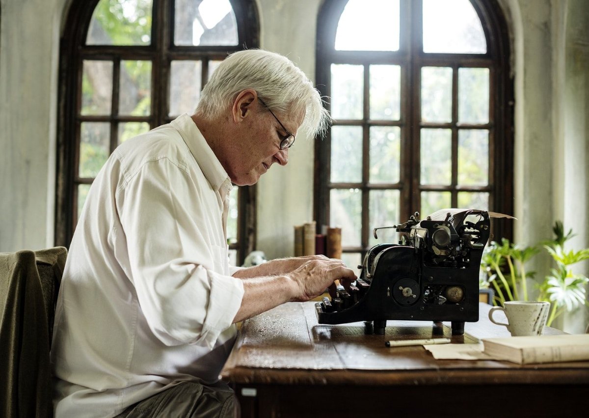 Писатель за печатной машинкой