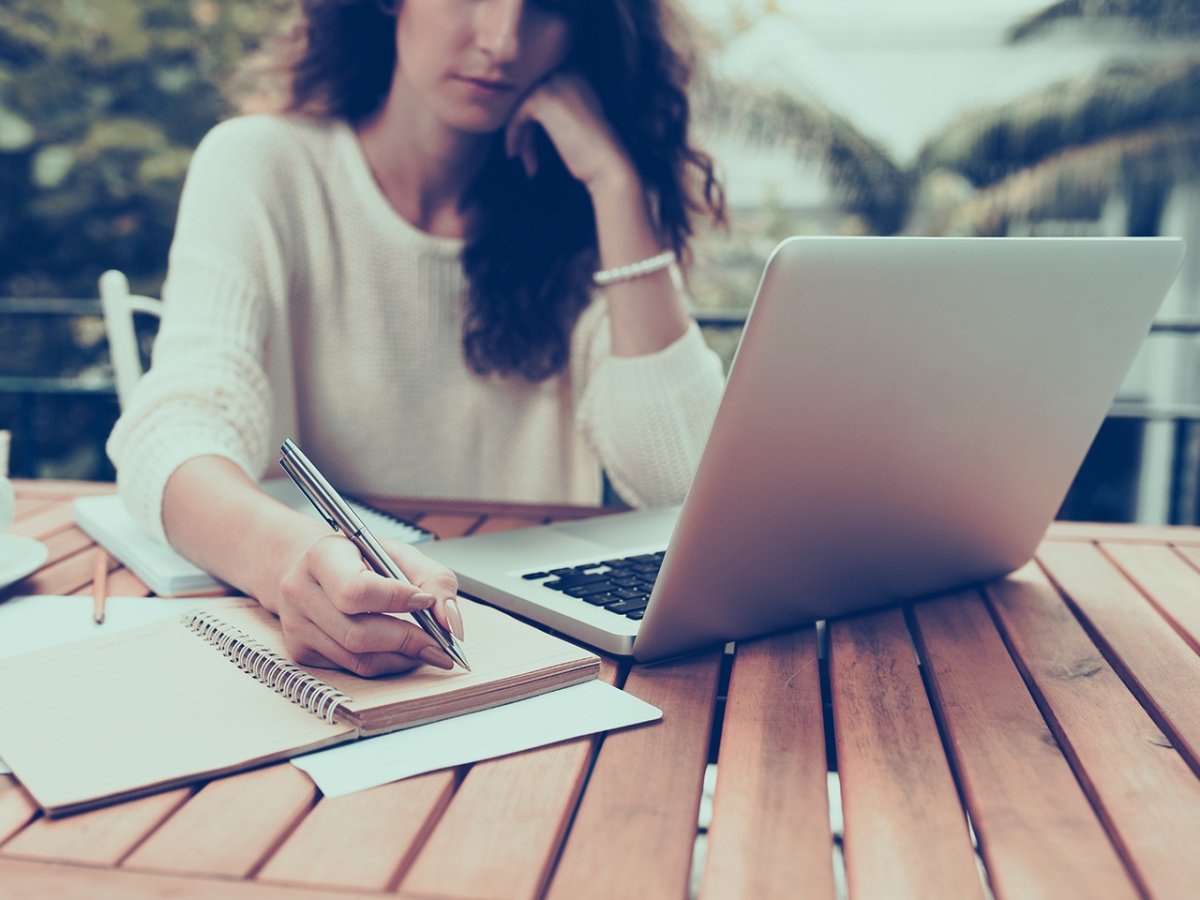 Писатель за работой девушка