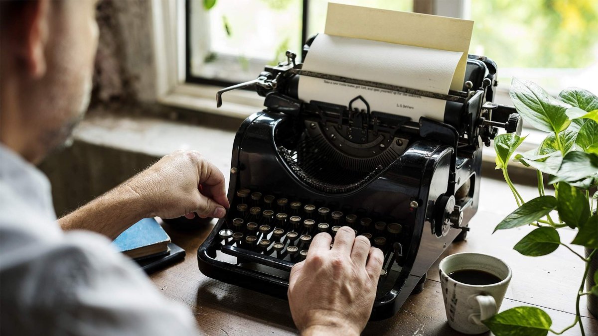 Печатная машинка писатель за работой