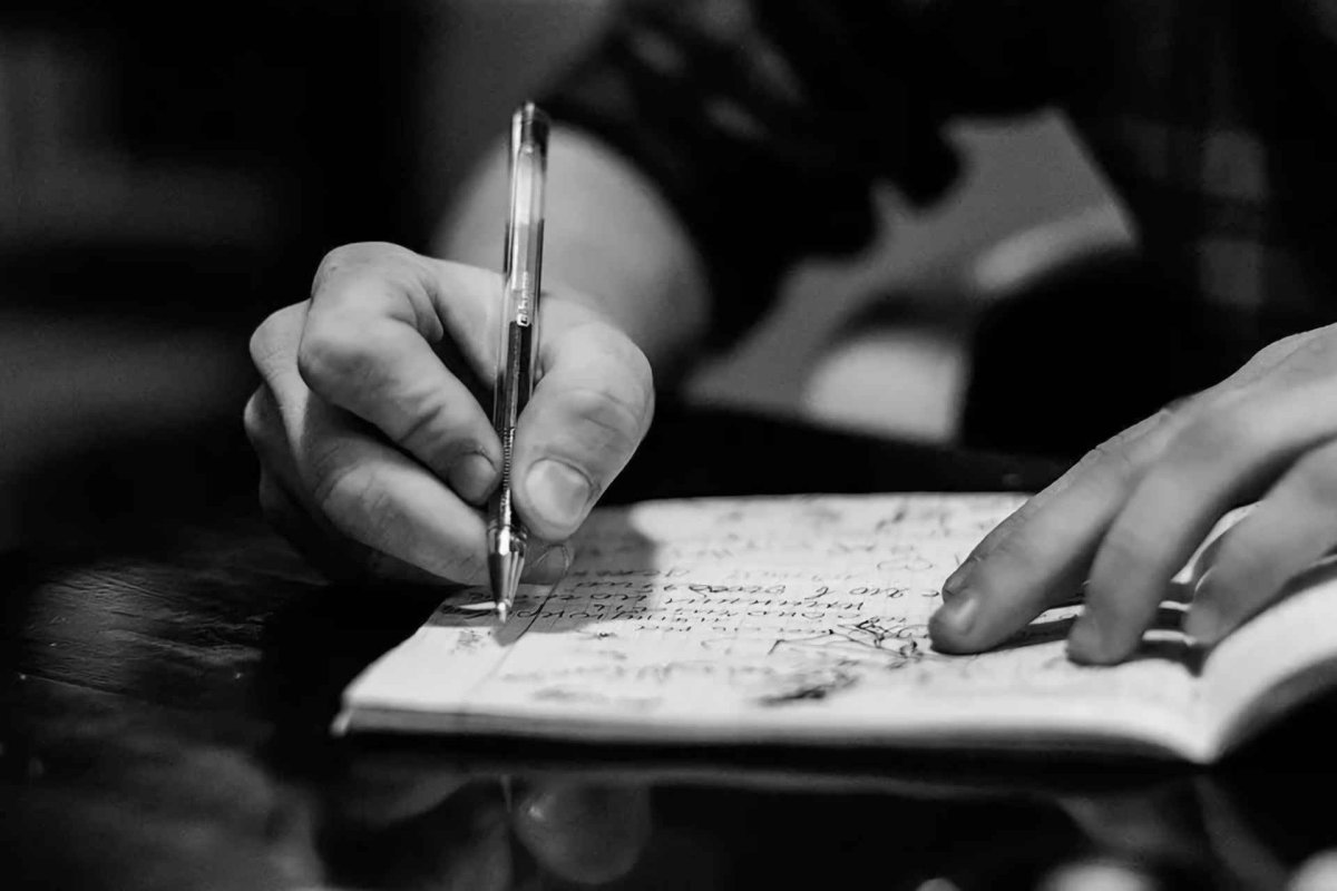 Мужская рука пишет