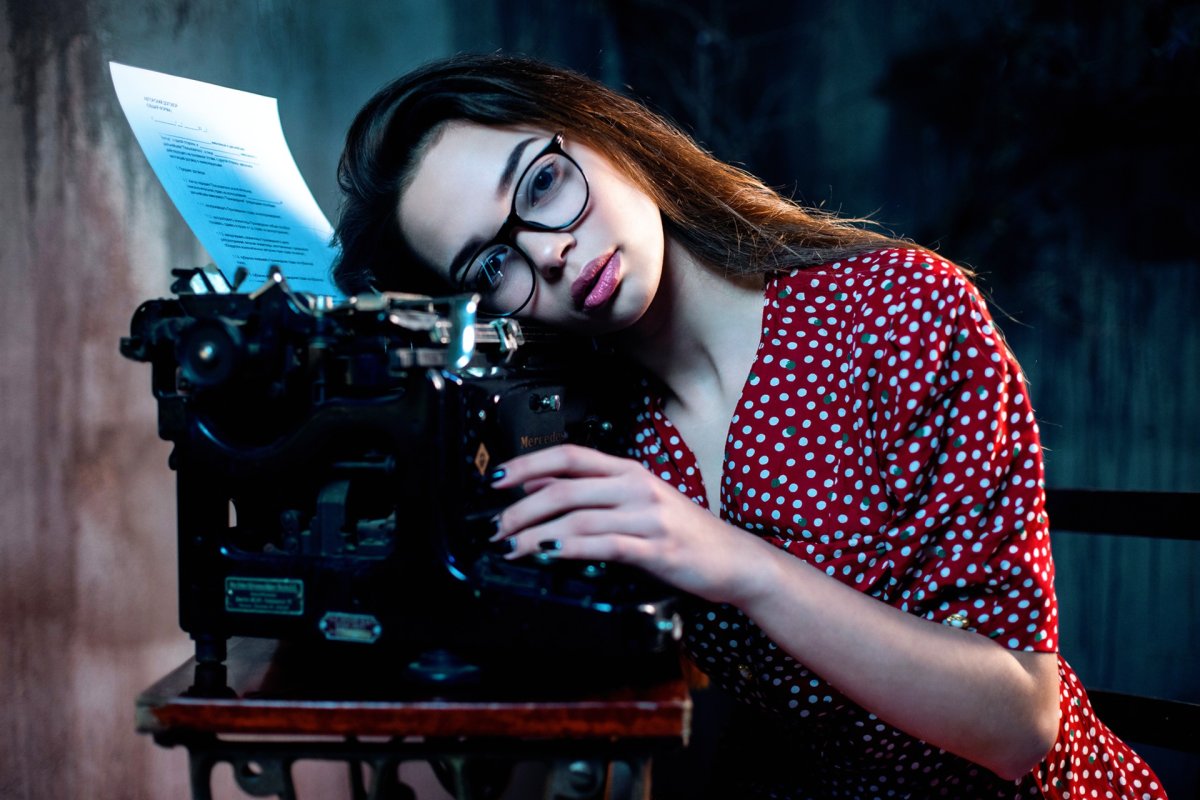 Девушка с печатной машинкой