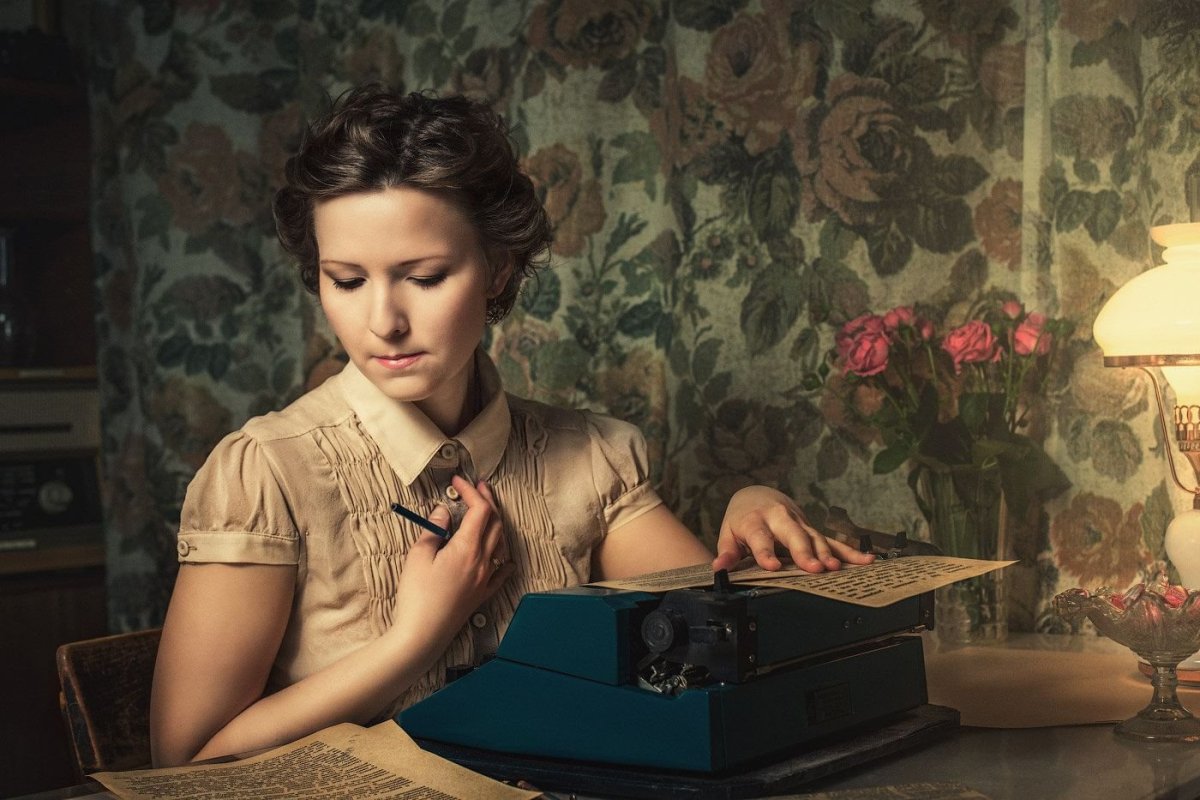 Писательница с печатной машинкой