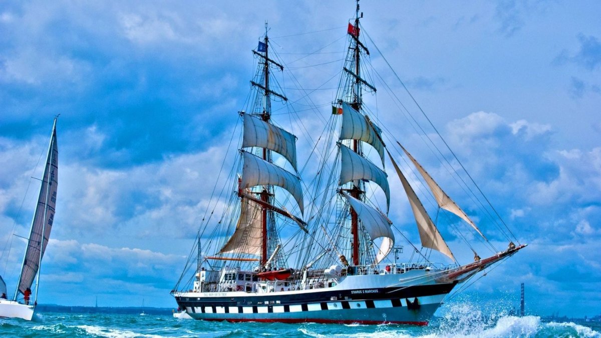 Корабль на фоне гор