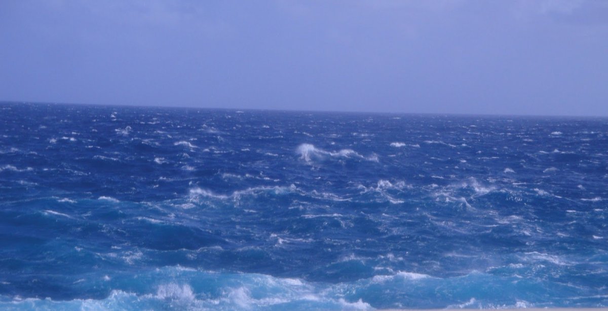 Голубое море