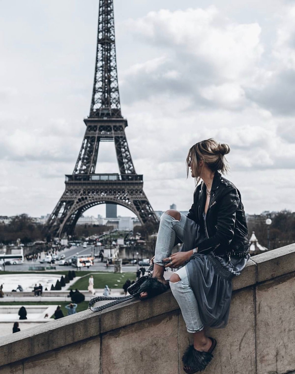 Карусель возле Эйфелевой башни