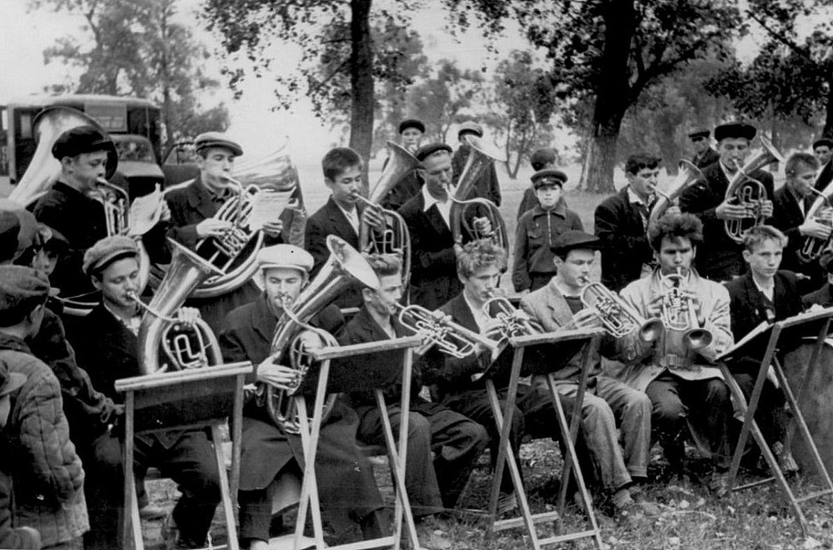 Детский оркестр на прозрачном фоне