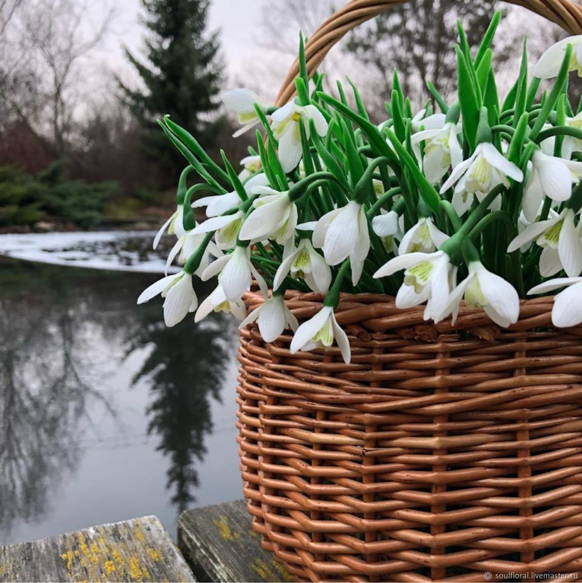 Весенние цветы в корзине