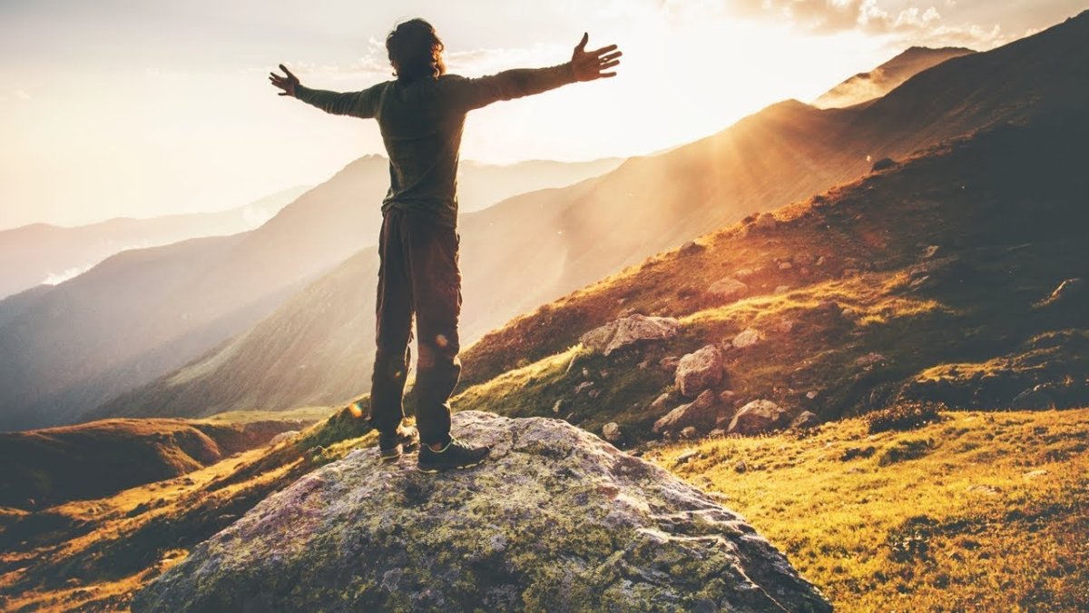 Мужчина на вершине горе