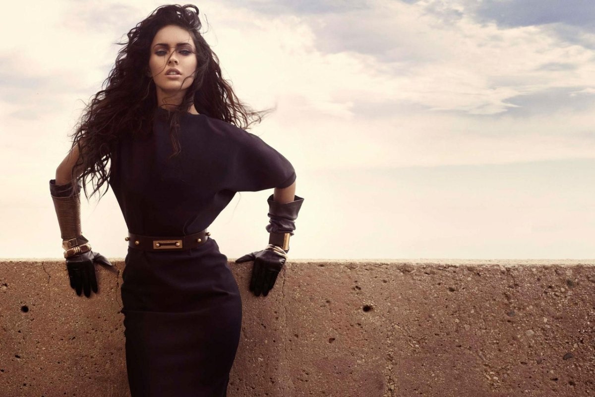 Меган Фокс в пустыне