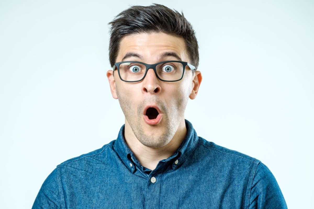Удивленный молодой парень