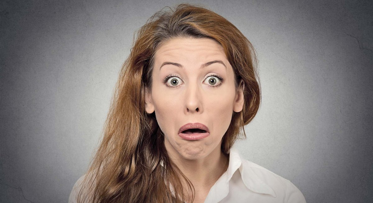 Эмоции удивления лицо девушки