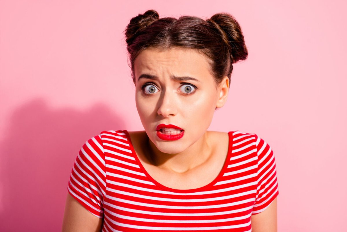 Женщина удивляется