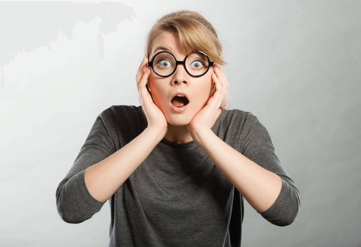 Девушка открыла рот от удивления в очках