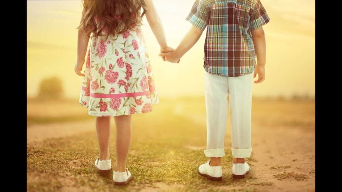 Мальчик и девочка держатся за руки