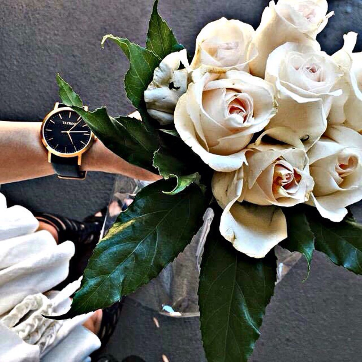 Букет белых роз в руках