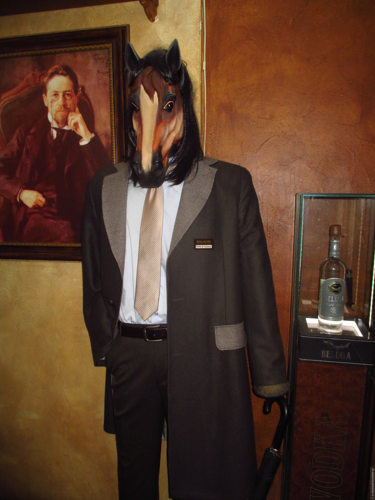 Памятник конь в пальто в Губкине