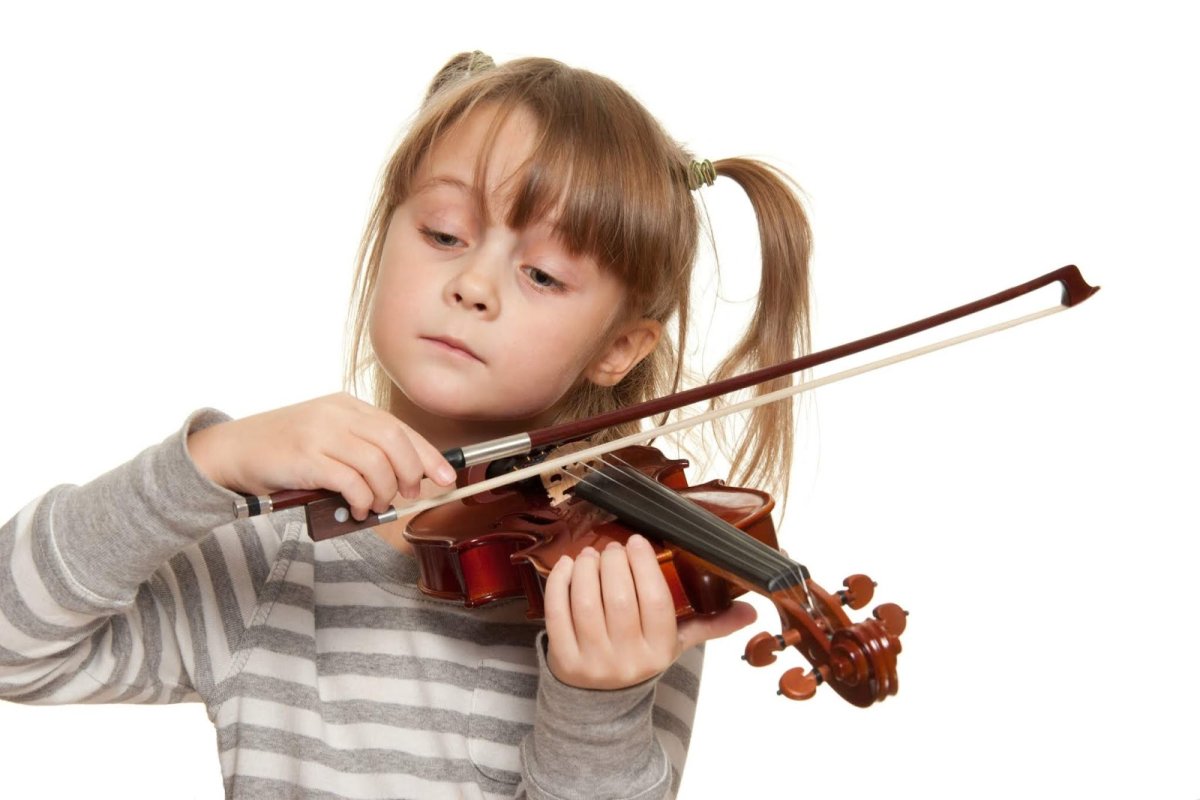 Ребенок со скрипкой на белом фоне
