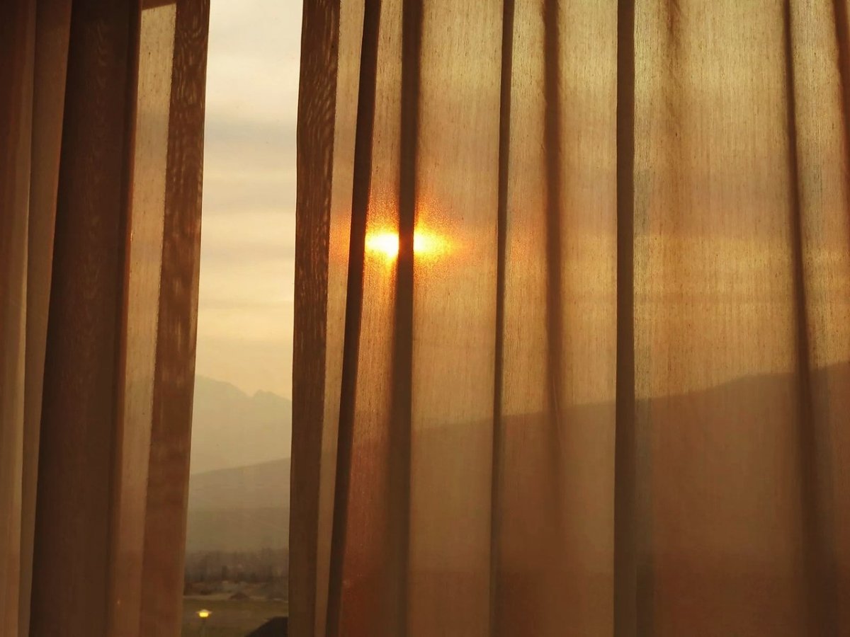 Солнечный свет в окно