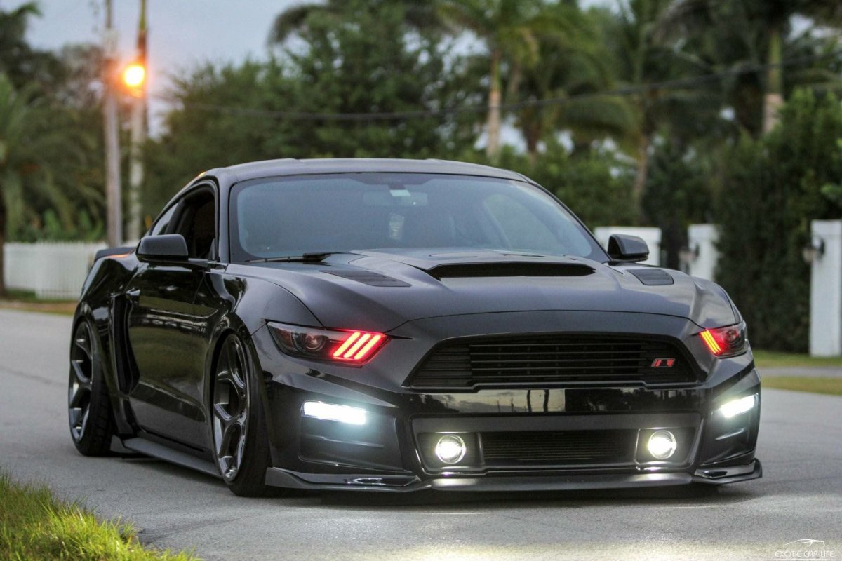 Спортивный Форд Мустанг чёрный