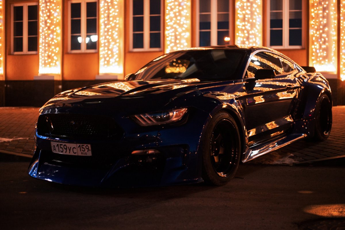 Форд Мустанг ночью