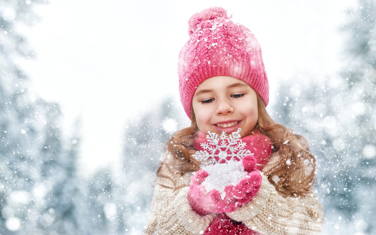 Дети радуются снегу