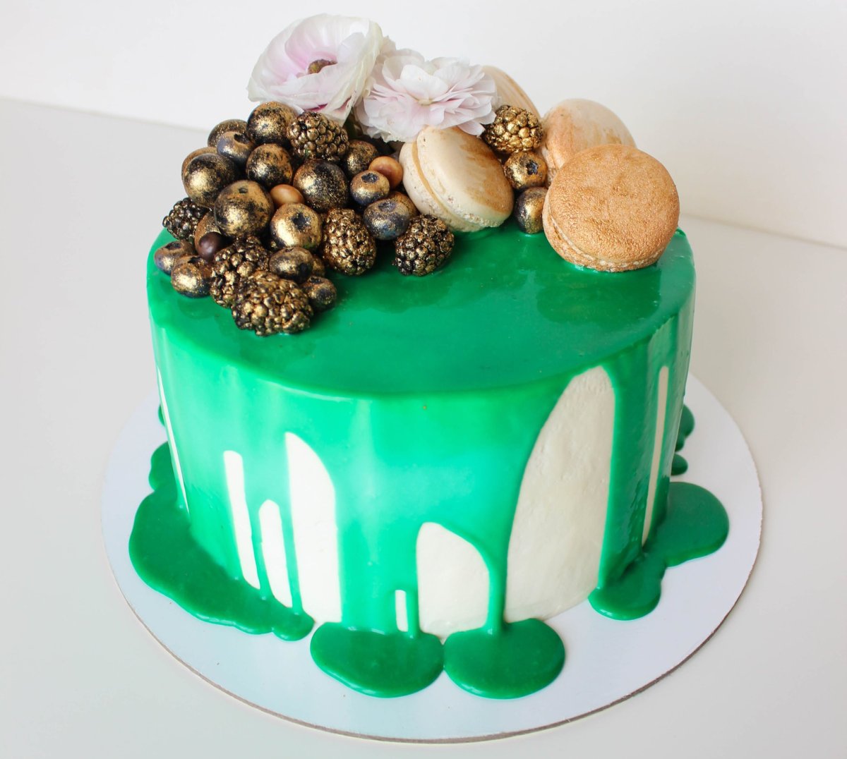 Зеленое кольцо из минерала