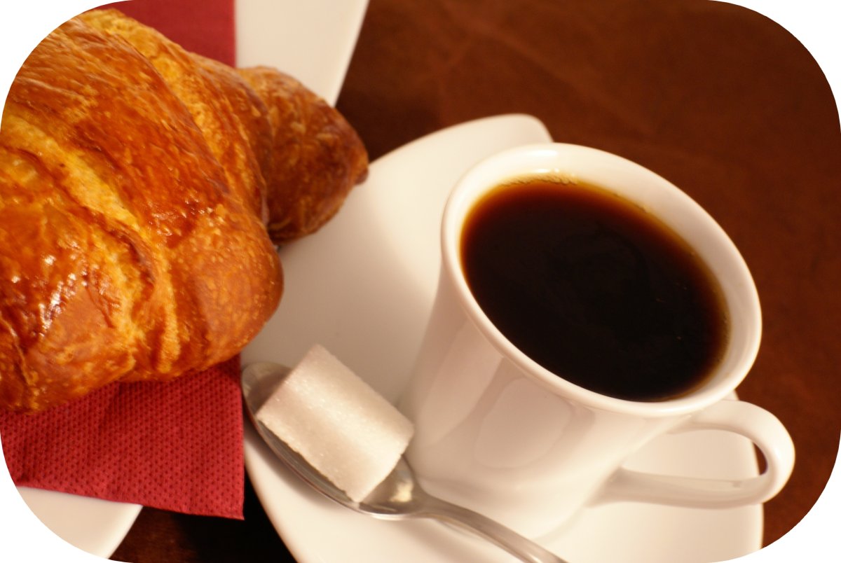 Француженка бежит с круасаном в рту