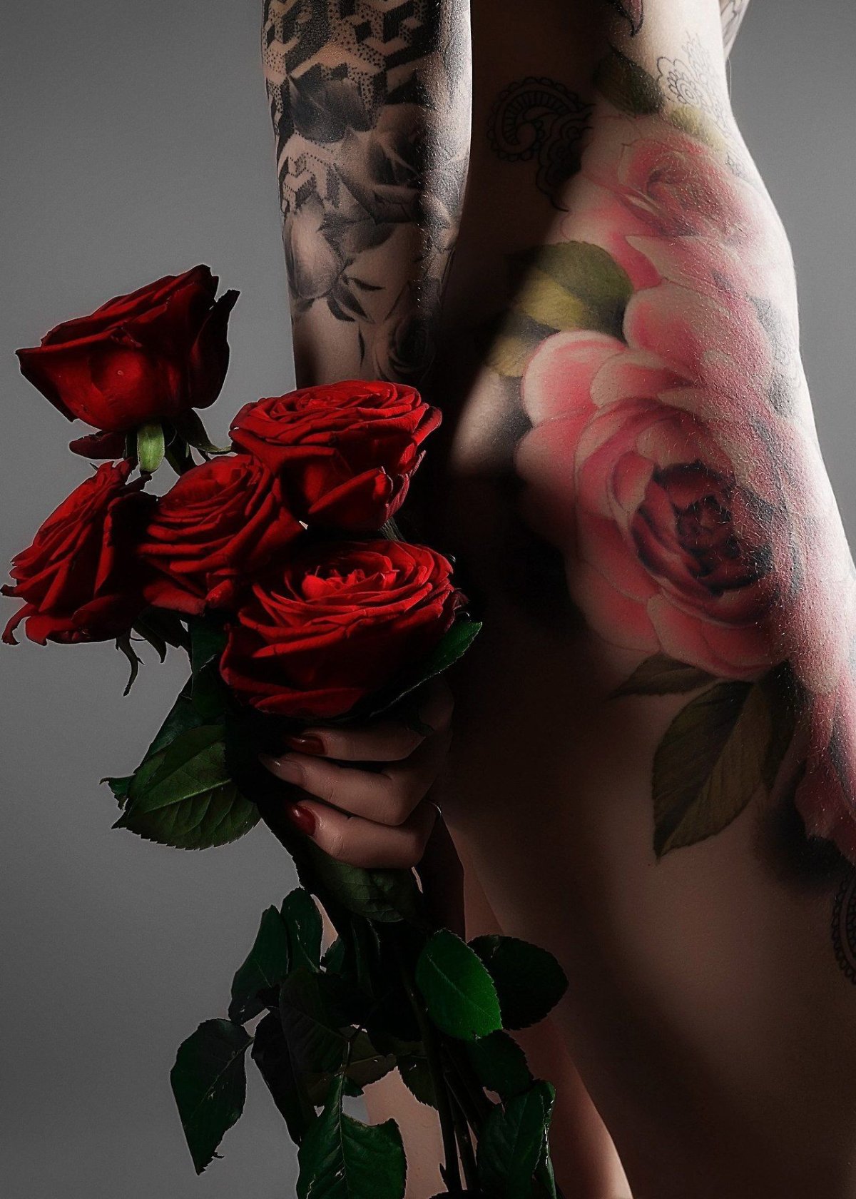 Шипастая роза