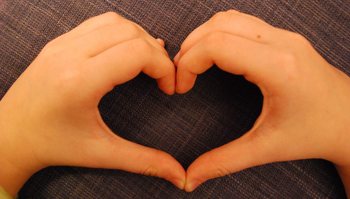 Руки сложенные в сердечко