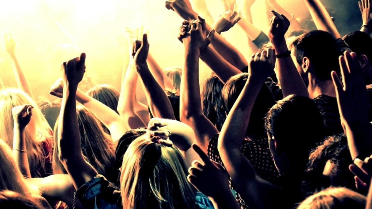 Девушка танцует в клубе