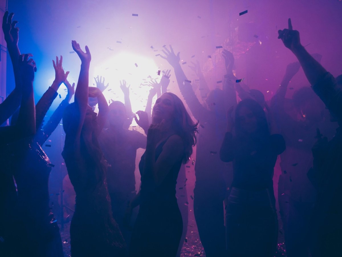 Девушка в клубе в полный рост