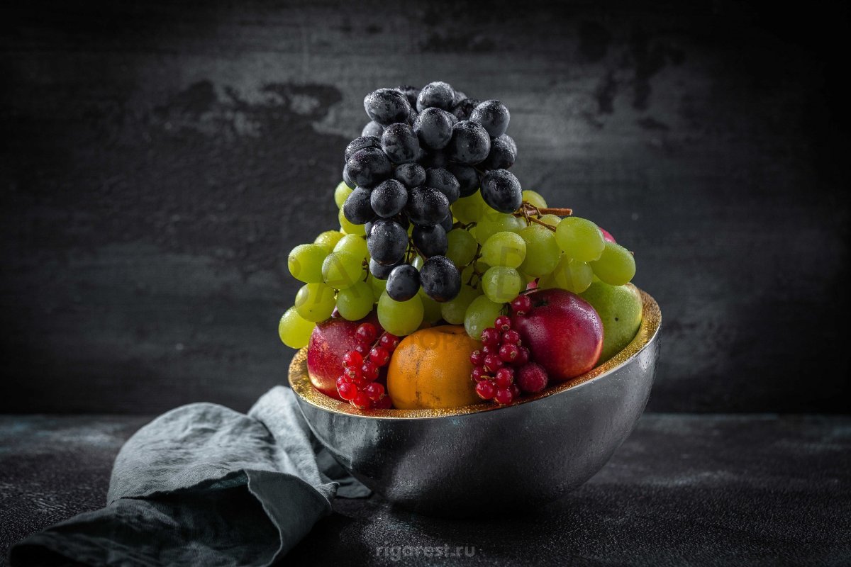 Красивая ваза с фруктами