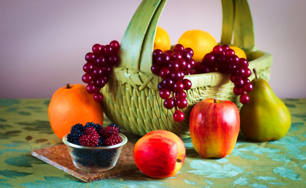 Красивая ваза с фруктами