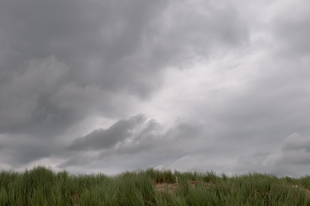 Серое пасмурное небо