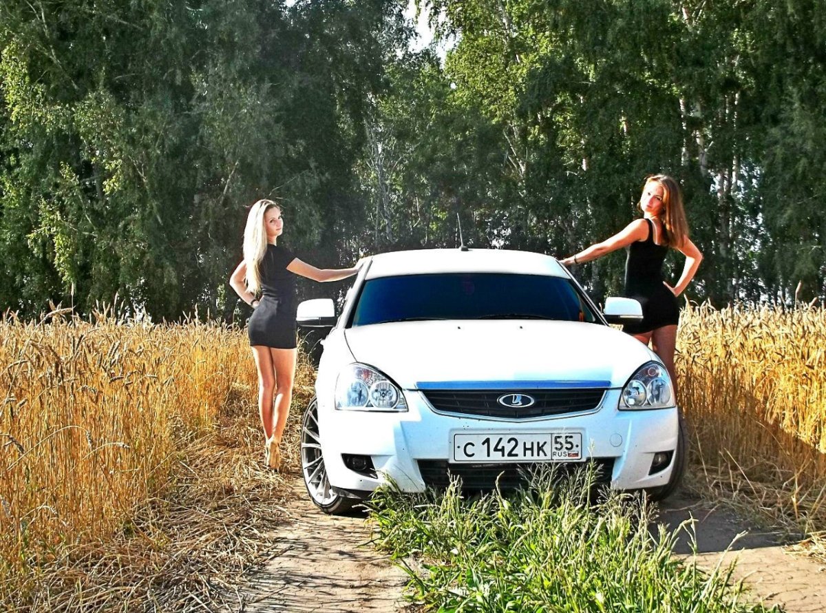 Приора хэтчбек и девушка