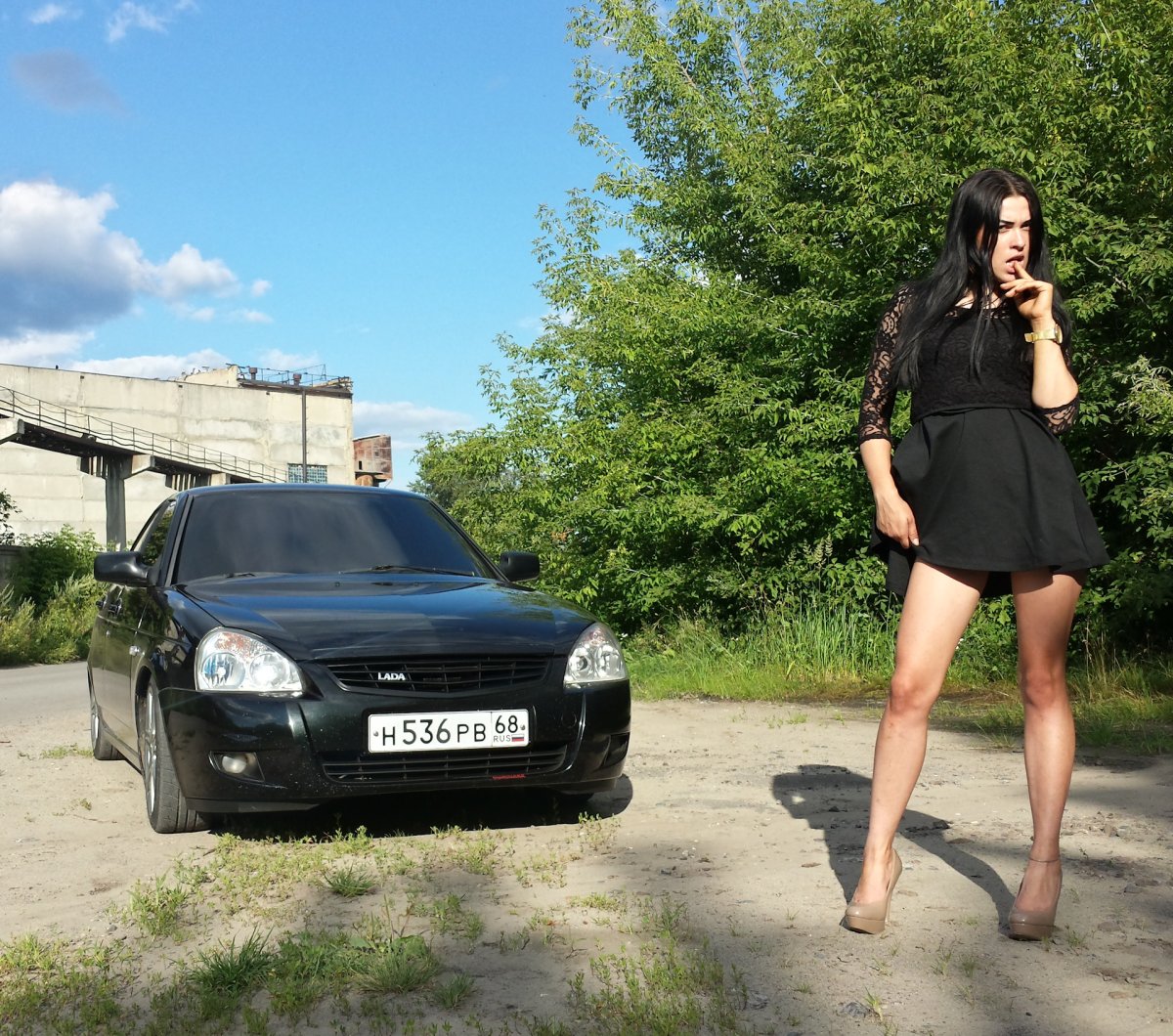 Приора хэтчбек черная с девушкой