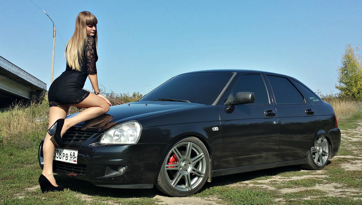 Четкая черная Приора хэтчбек