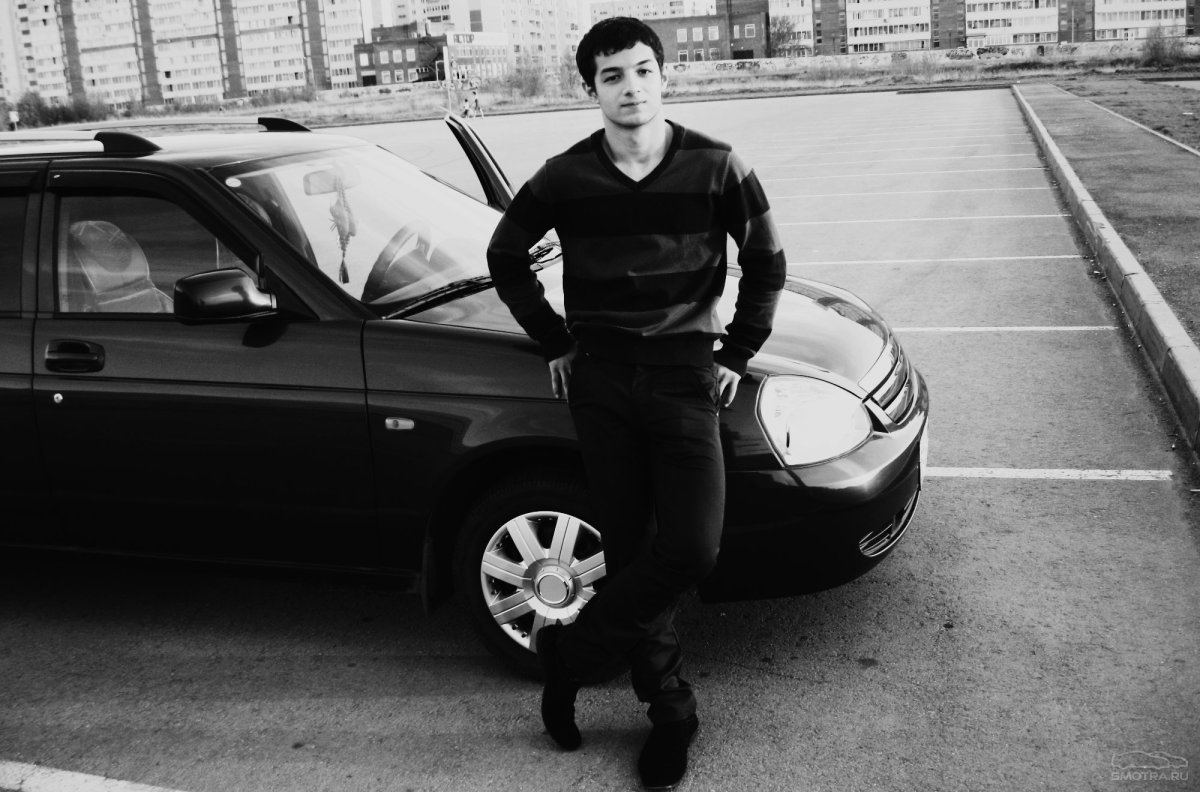 Парень возле Приоры