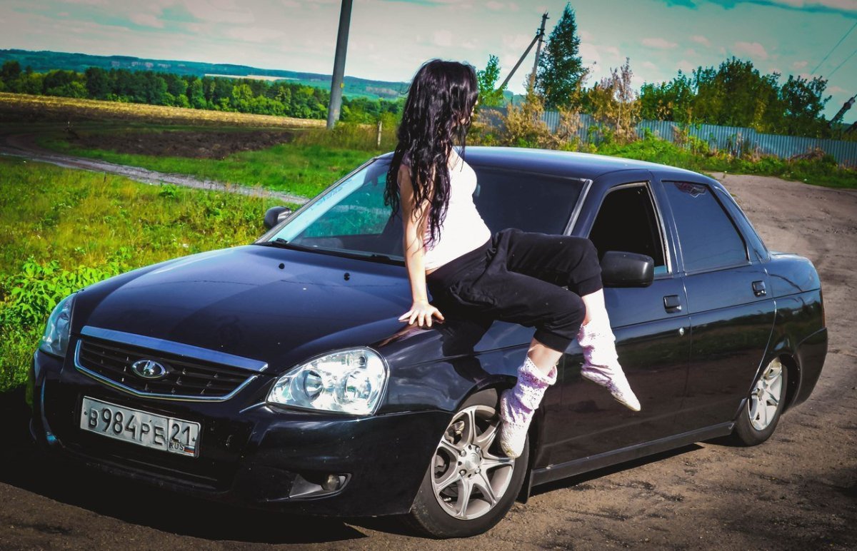 Девушка в черной приоре