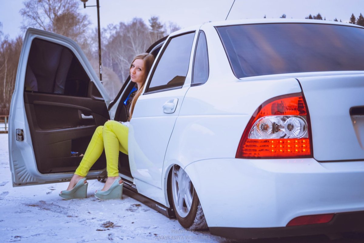 Заниженная Приора с девушкой