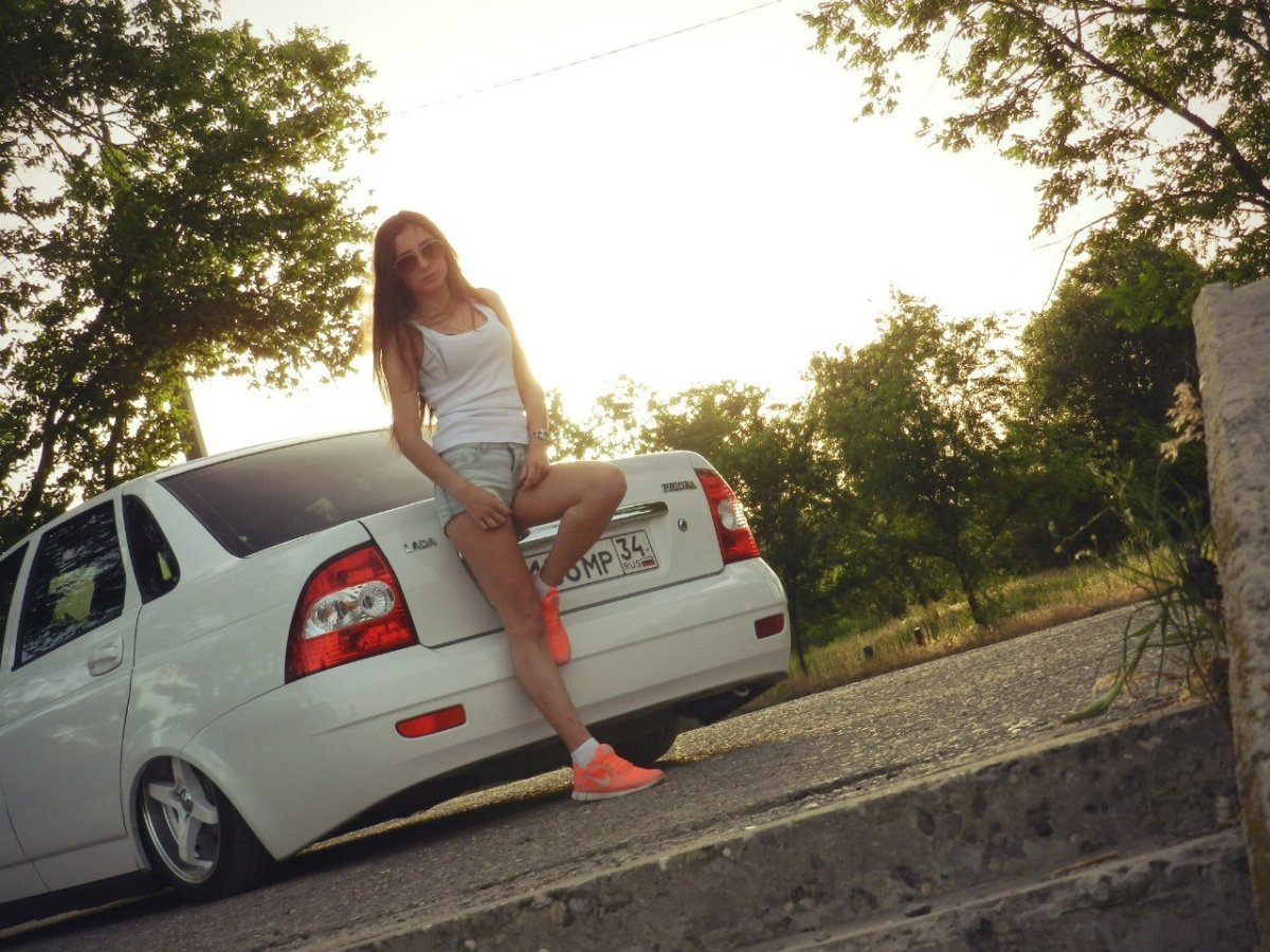 Девушка на белой приоре