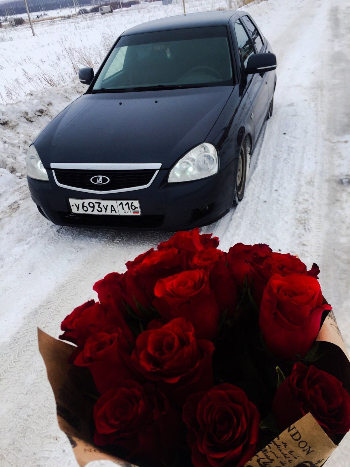Букет роз на капоте машины