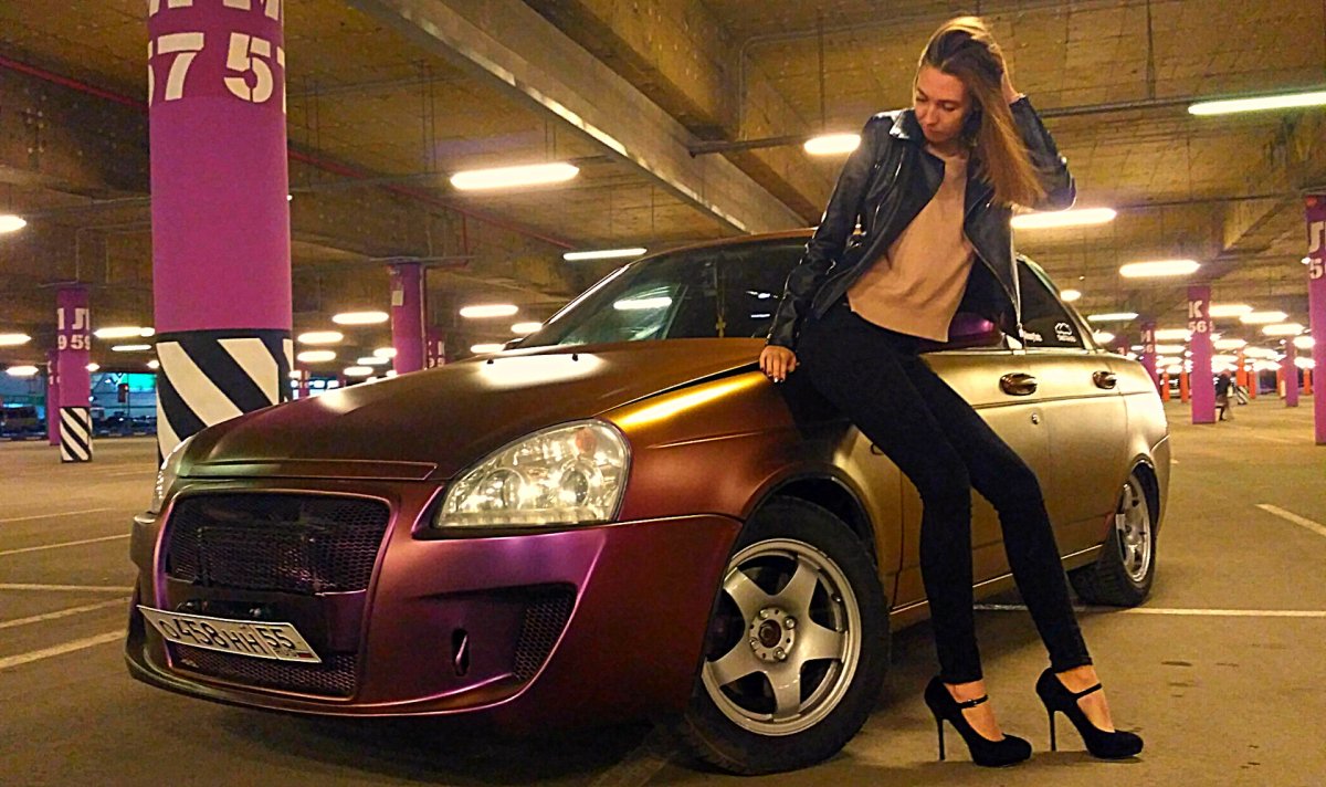 Приора и девушка в колготках