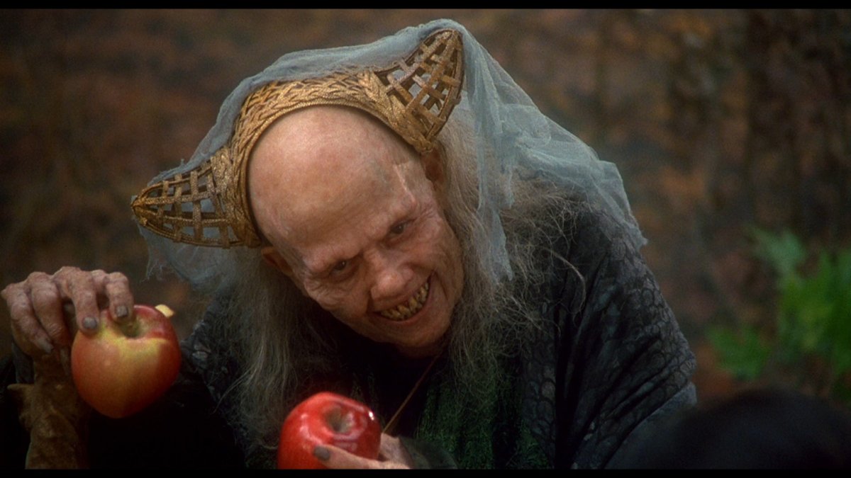 Подсматривает в замочную скважину