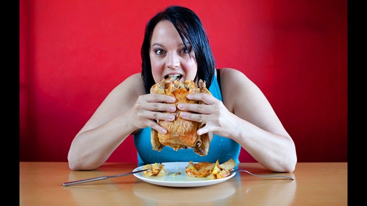 Девушка ест гамбургер