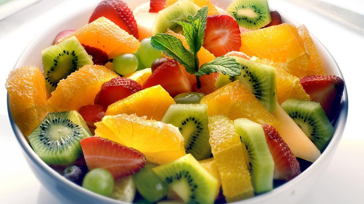 Салатница с фруктами